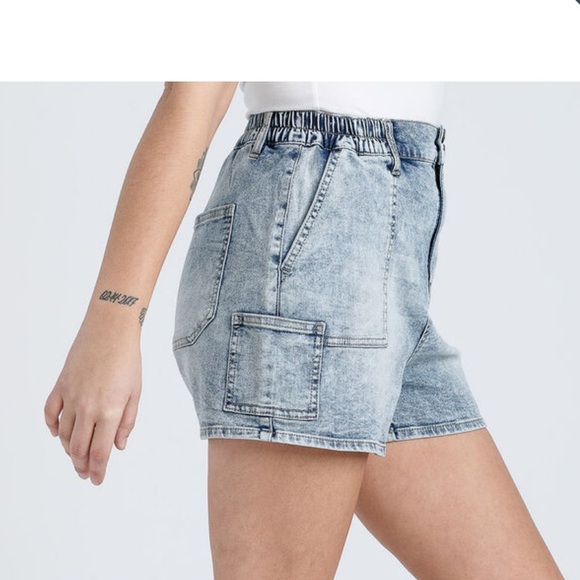 Women's High Rise Elastic Waist Utility Jean Shortie: Size “8” (NWT) LIGHT WASH - Picture 3 of 6